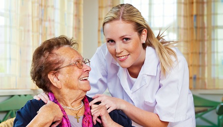 Eine Pflegerin der Hauskrankenpflege besucht eine Patienten